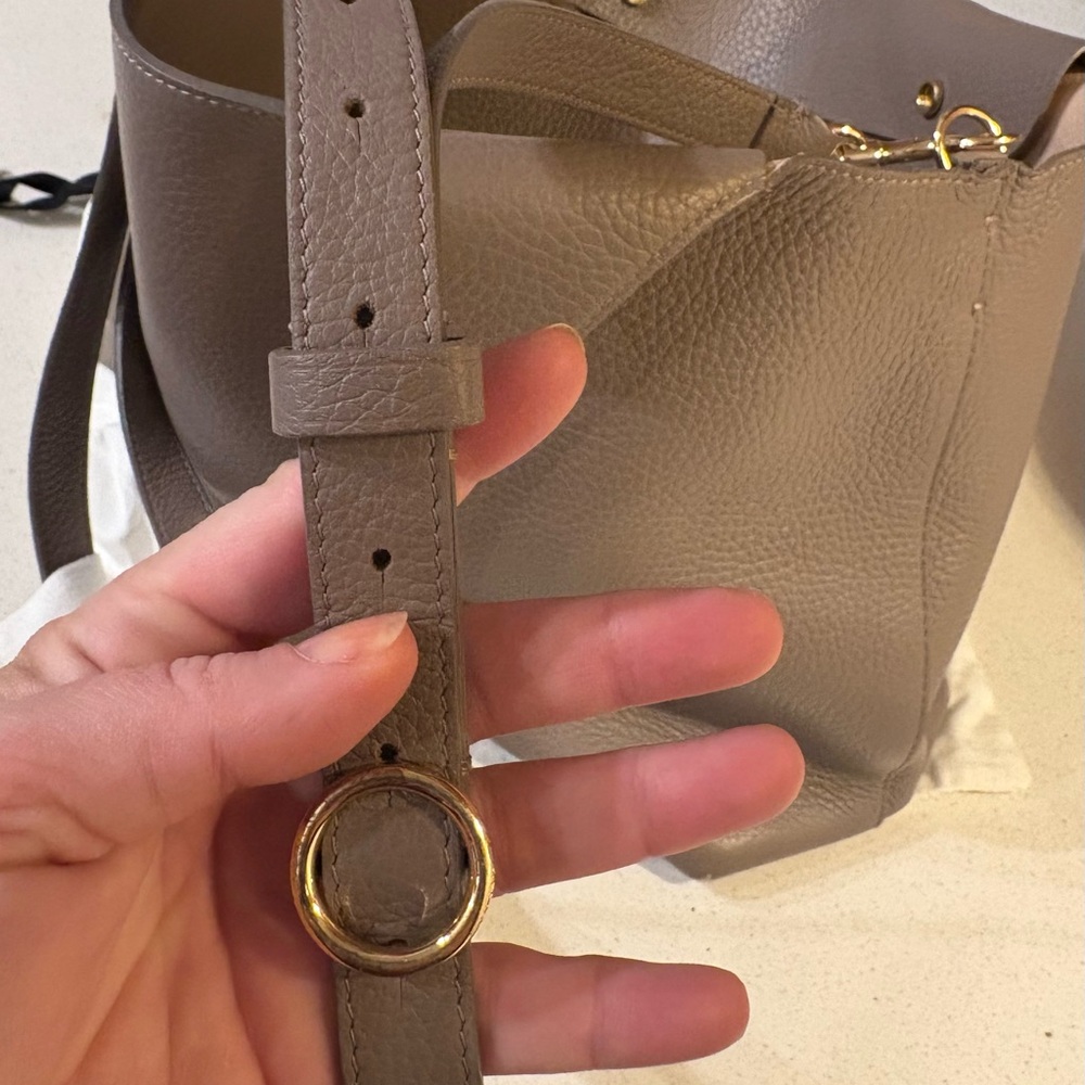 Cuyana 13” System Tote with laptop sleeve and adjustable strap - Picture 11 of 14